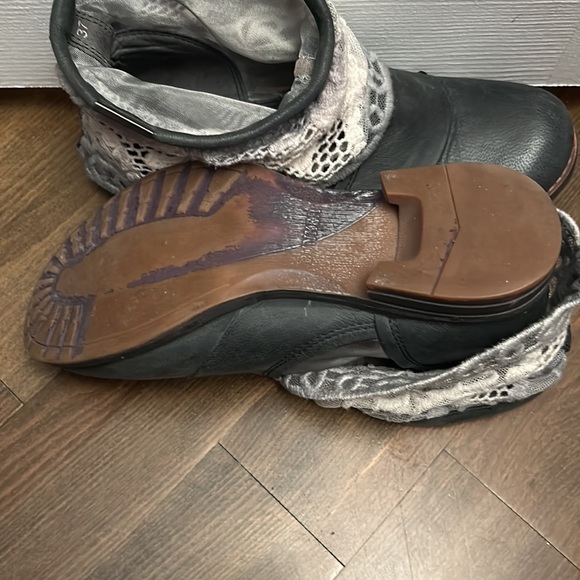 Bunker ankle boots with lace and tulle.worn once. - Picture 4 of 6